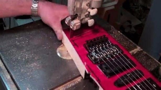 Foto - Eski gitarından bakın ne yaptı!