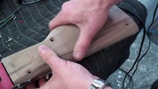 Foto - Eski gitarından bakın ne yaptı!