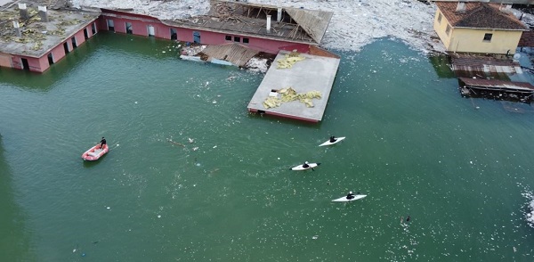 Foto - Eski mahallelerinde bu kez kürek çektiler! O ilçe sular altında kaldı