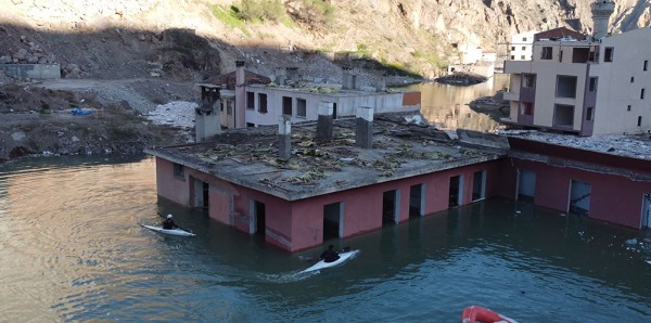 Foto - Eski mahallelerinde bu kez kürek çektiler! O ilçe sular altında kaldı