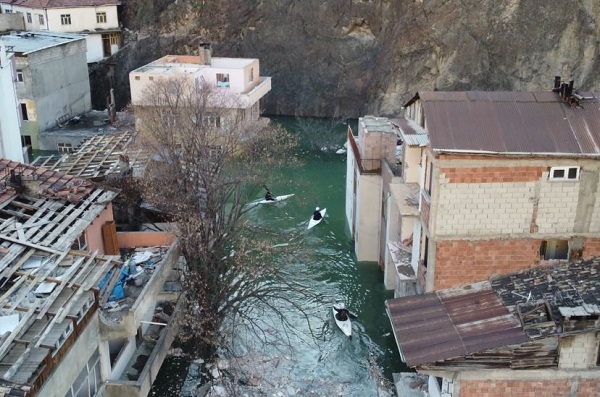 Foto - Eski mahallelerinde bu kez kürek çektiler! O ilçe sular altında kaldı