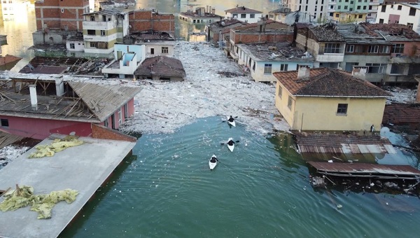 Foto - Eski mahallelerinde bu kez kürek çektiler! O ilçe sular altında kaldı