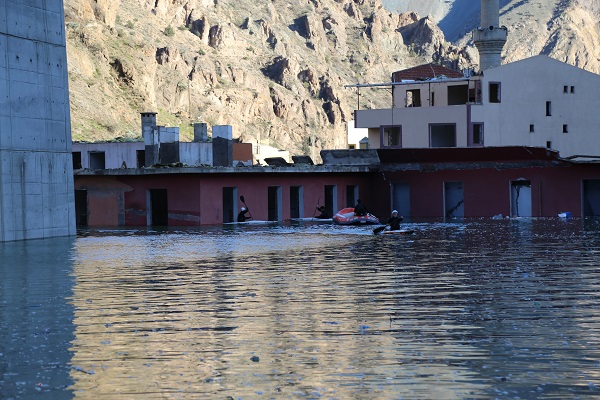 Foto - Eski mahallelerinde bu kez kürek çektiler! O ilçe sular altında kaldı