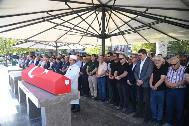 Foto - Eski Milletvekili Sami Sözat toprağa verildi