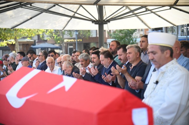 Foto - Eski Milletvekili Sami Sözat toprağa verildi