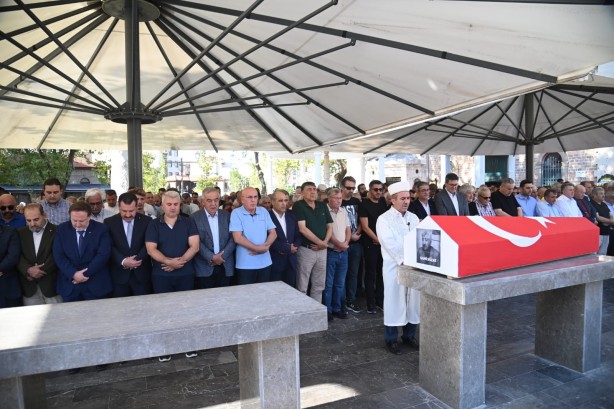 Foto - Eski Milletvekili Sami Sözat toprağa verildi