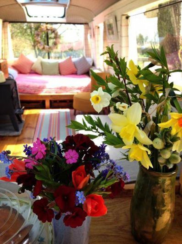 Foto - Eski otobüsü tatil evine dönüştürdü!