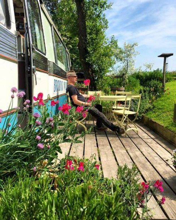 Foto - Eski otobüsü tatil evine dönüştürdü!