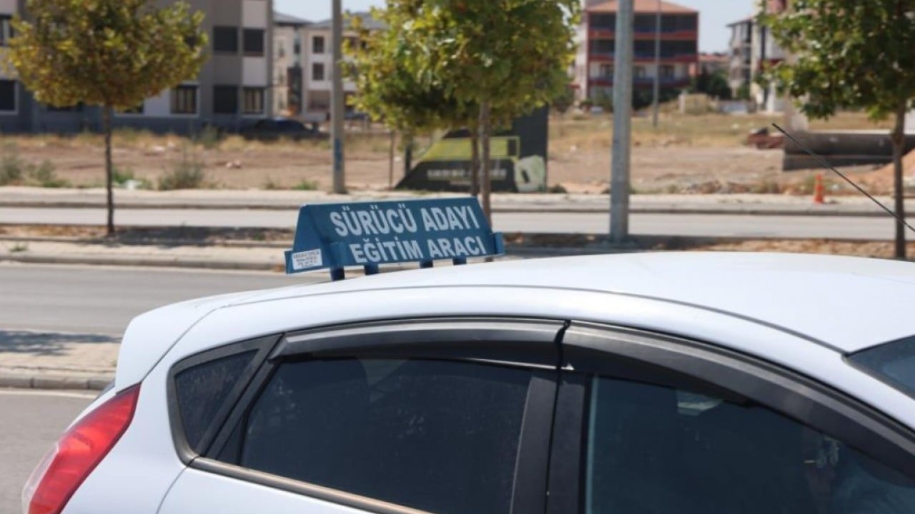 Eski uygulama tarih oluyor! Yeni ehliyet sınavı neler getirecek?