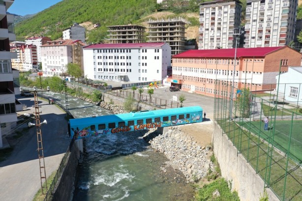 Eski vagondan yapılan köprü, Maçka Deresi üzerine yerleştirildi