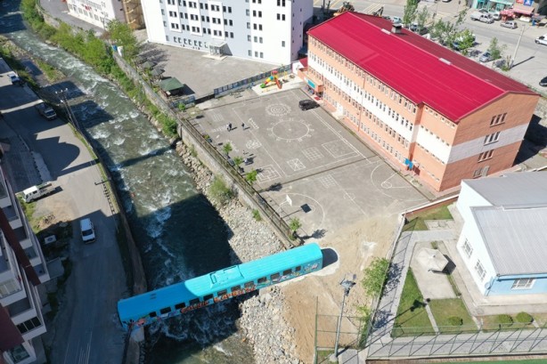 Foto - Eski vagondan yapılan köprü, Maçka Deresi üzerine yerleştirildi