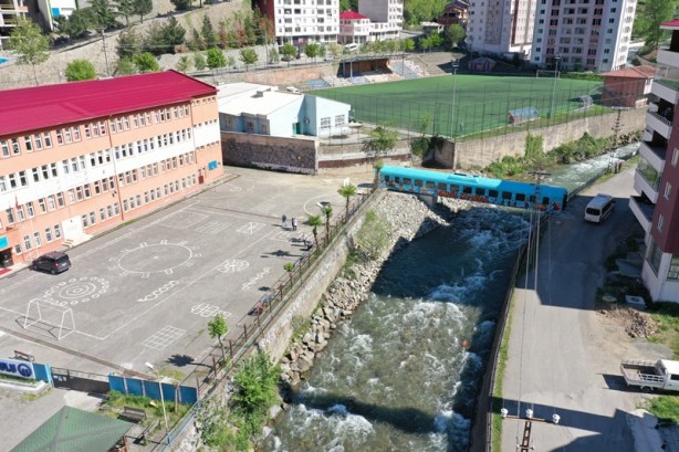 Foto - Eski vagondan yapılan köprü, Maçka Deresi üzerine yerleştirildi