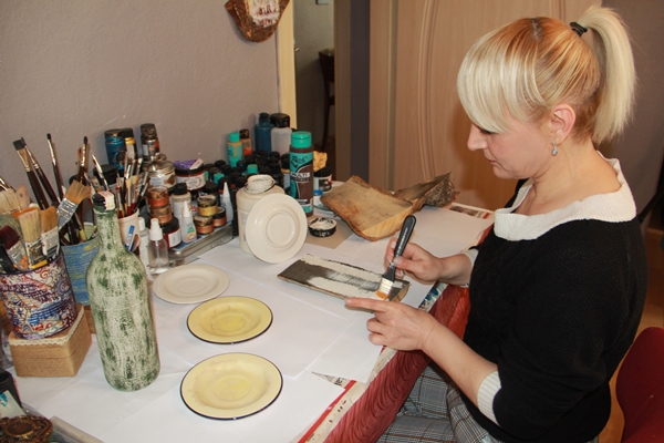 Eski ve atık eşyaları dekoratif ürünlere dönüştürüyor