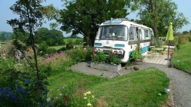 Eski yolcu otobüsünü eve dönüştürdü