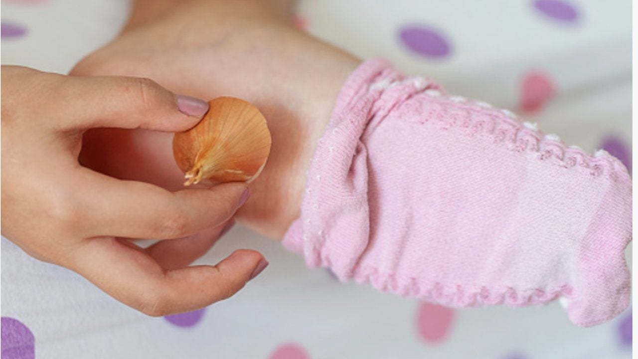 Eskilerin gerçekten bir bildiği varmış! Çorabınızın içine soğan koyup bir gece yatın, sabah kalktığınızda olanlara şaşıracaksınız