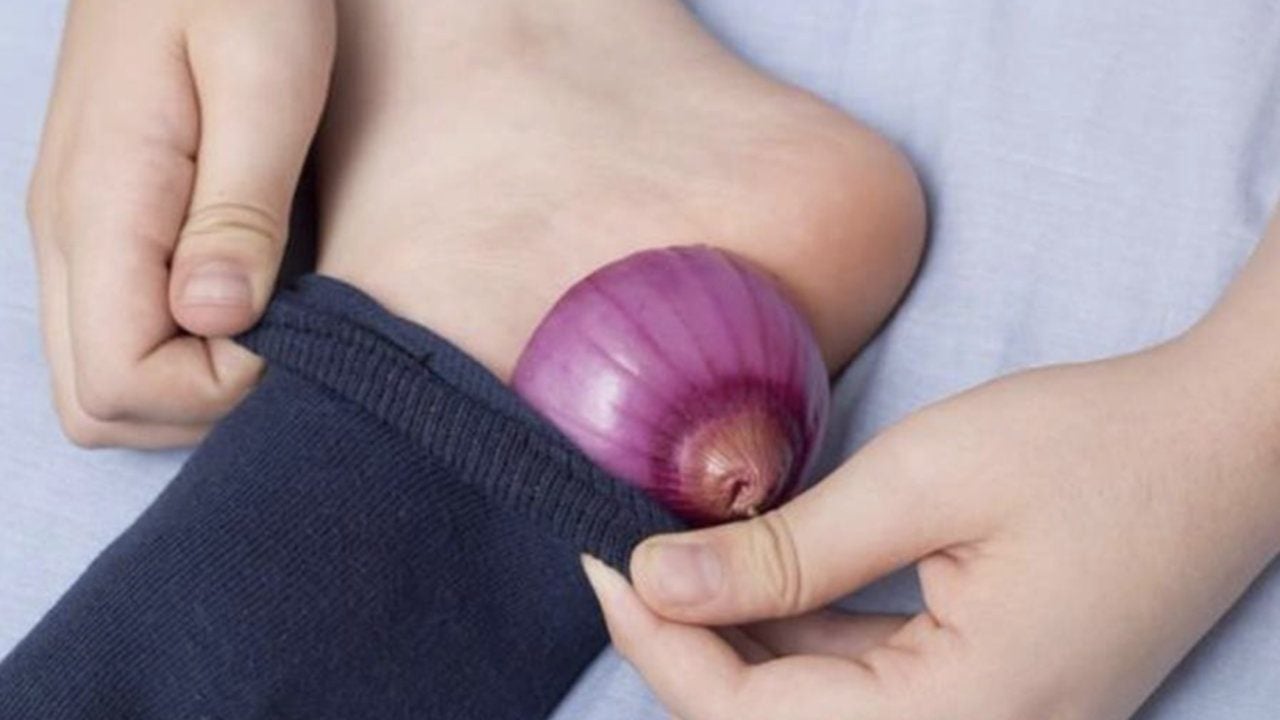Foto - Eskilerin gerçekten bir bildiği varmış! Çorabınızın içine soğan koyup bir gece yatın, sabah kalktığınızda olanlara şaşıracaksınız