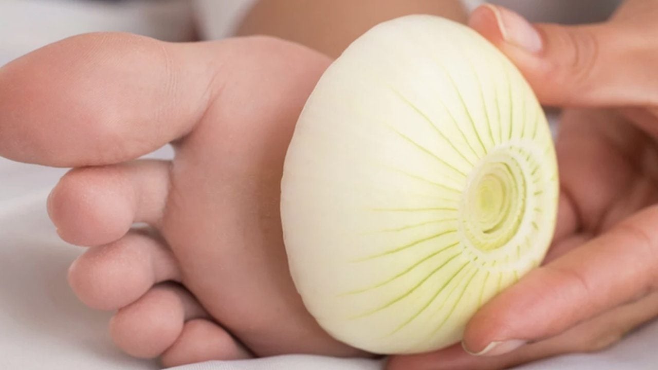 Foto - Eskilerin gerçekten bir bildiği varmış! Çorabınızın içine soğan koyup bir gece yatın, sabah kalktığınızda olanlara şaşıracaksınız