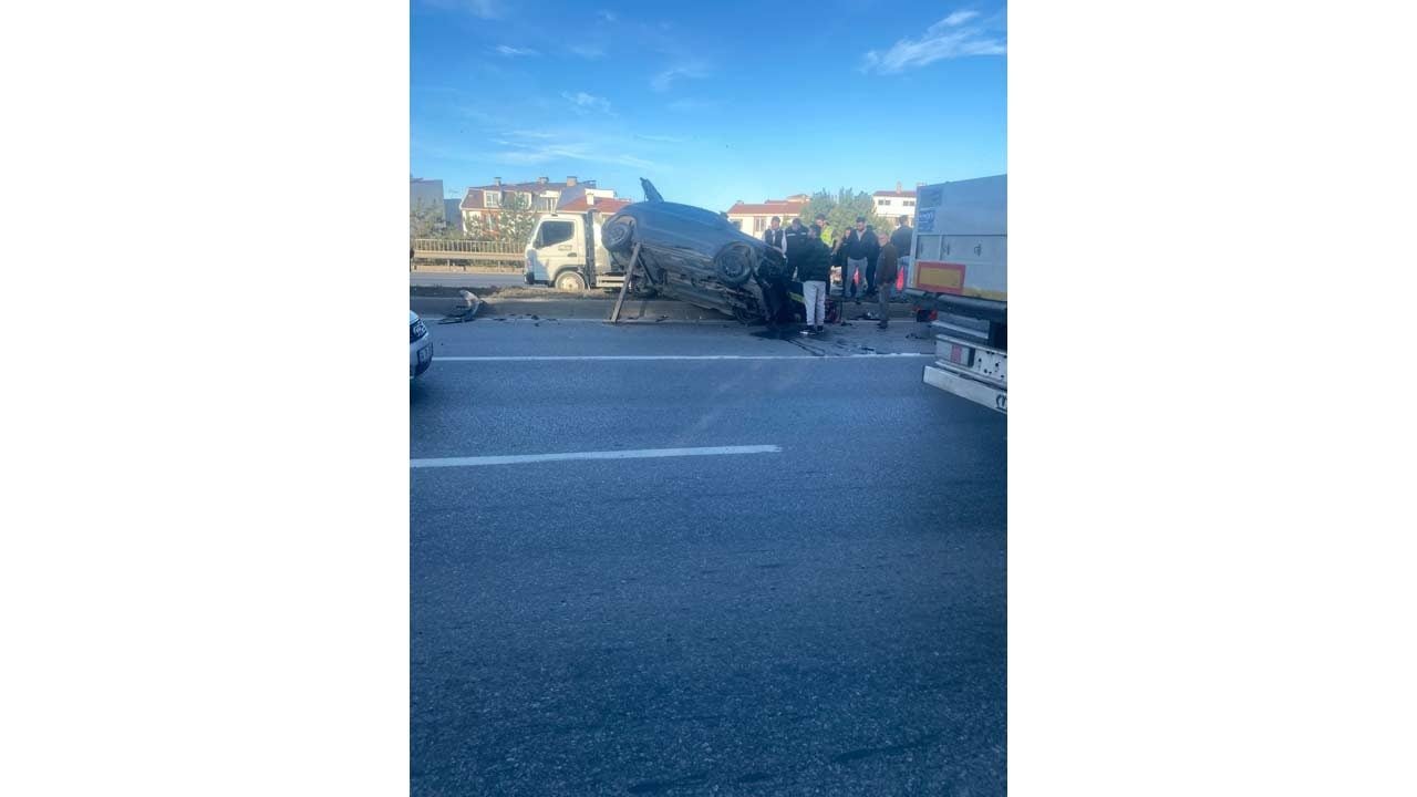Eskişehir çevreyolunda feci kaza! Takla atan otomobilin altına konulan kazık dikkat çekti 