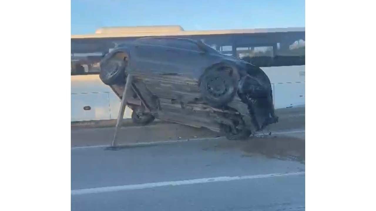 Foto - Eskişehir çevreyolunda feci kaza! Takla atan otomobilin altına konulan kazık dikkat çekti 
