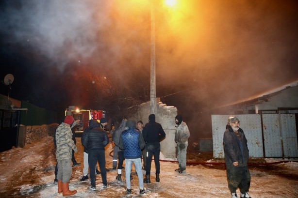 Foto - Eskişehir'de ağılda çıkan yangında 80 hayvan telef oldu