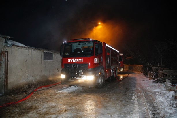 Foto - Eskişehir'de ağılda çıkan yangında 80 hayvan telef oldu