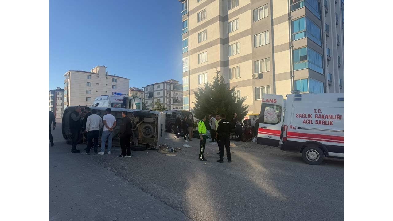 Foto - Eskişehir'de feci kaza! Otomobille çarpışan minibüs yan yattı, eşyalar yola saçıldı