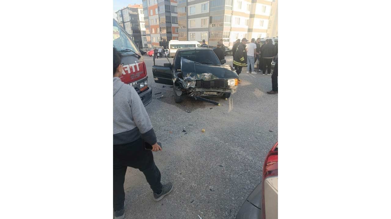 Foto - Eskişehir'de feci kaza! Otomobille çarpışan minibüs yan yattı, eşyalar yola saçıldı