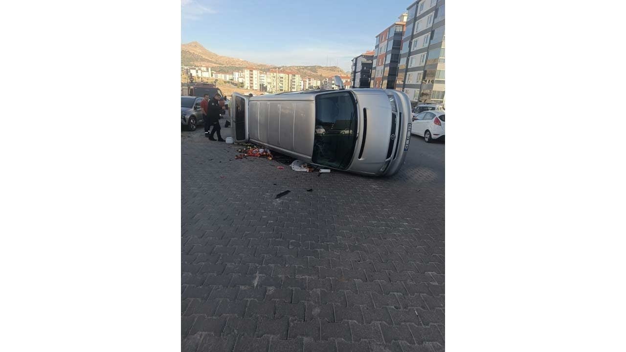 Eskişehir'de feci kaza! Otomobille çarpışan minibüs yan yattı, eşyalar yola saçıldı