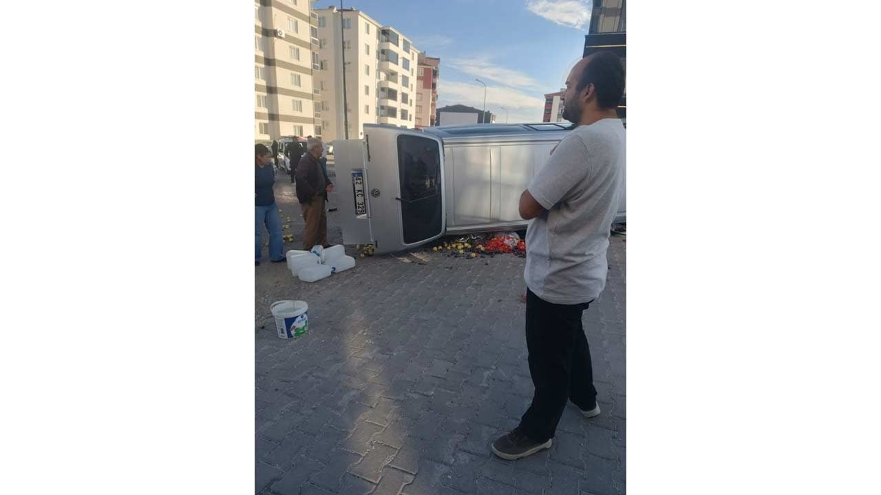 Foto - Eskişehir'de feci kaza! Otomobille çarpışan minibüs yan yattı, eşyalar yola saçıldı