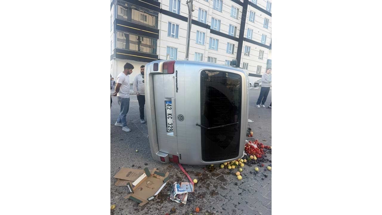 Foto - Eskişehir'de feci kaza! Otomobille çarpışan minibüs yan yattı, eşyalar yola saçıldı