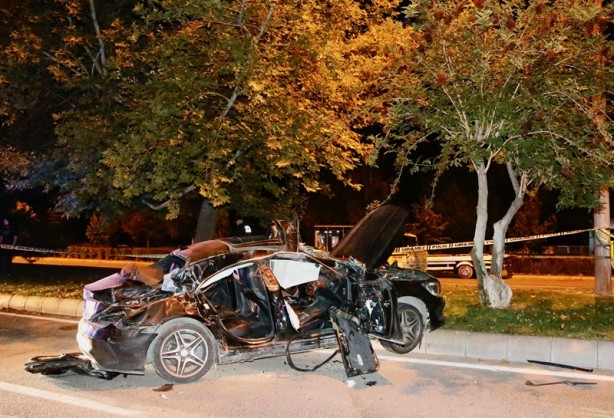 Eskişehir'de otomobil park halindeki kamyona çarptı 5 kişi yaralandı