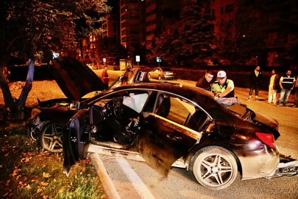 Foto - Eskişehir'de otomobil park halindeki kamyona çarptı 5 kişi yaralandı