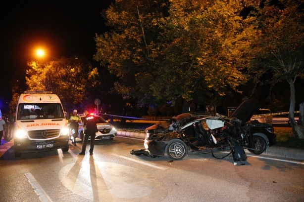 Foto - Eskişehir'de otomobil park halindeki kamyona çarptı 5 kişi yaralandı