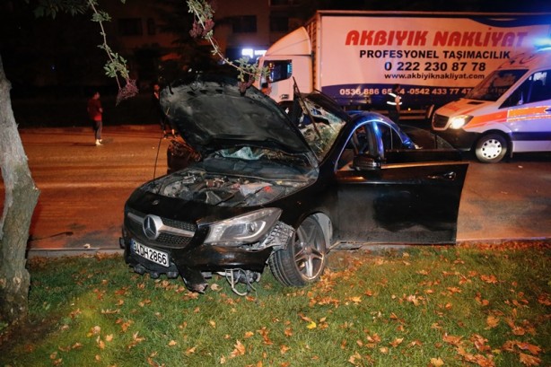 Foto - Eskişehir'de otomobil park halindeki kamyona çarptı 5 kişi yaralandı