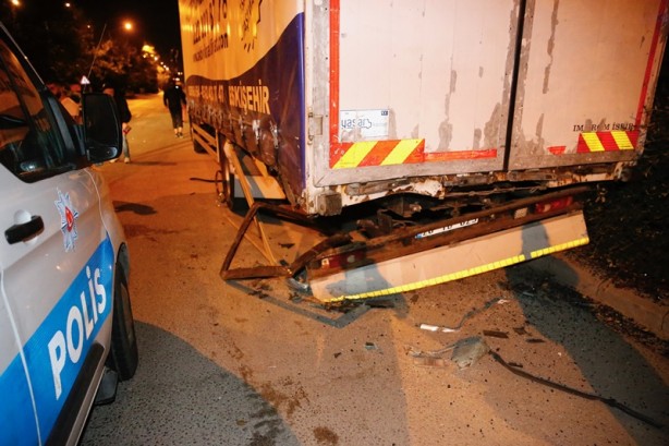 Foto - Eskişehir'de otomobil park halindeki kamyona çarptı 5 kişi yaralandı