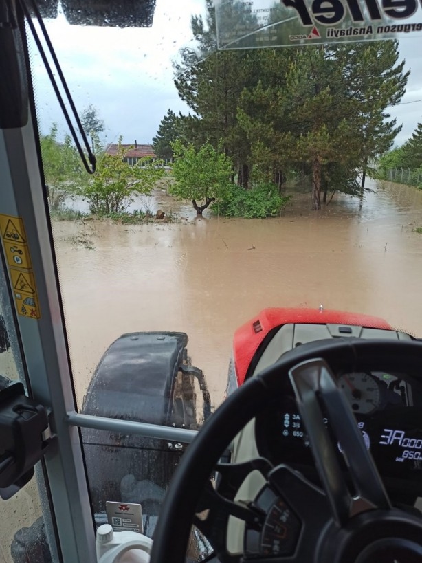 Foto - Eskişehir'de sel! Bazı ev ve yollar sular altında kaldı
