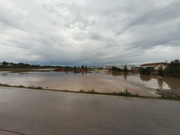 Foto - Eskişehir'de sel! Bazı ev ve yollar sular altında kaldı