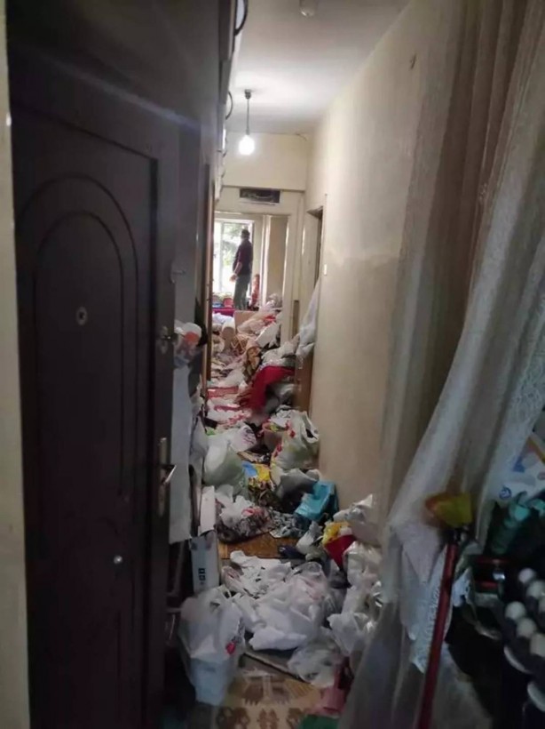 Foto - Eskişehir’de, şikayet üzerine apartman dairesine giden ekipler, şaşkınlıktan dondu kaldı! Bu rezaleti tarif edecek kelime yok! Anne ile oğlu…