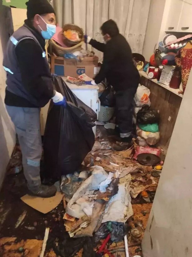 Foto - Eskişehir’de, şikayet üzerine apartman dairesine giden ekipler, şaşkınlıktan dondu kaldı! Bu rezaleti tarif edecek kelime yok! Anne ile oğlu…
