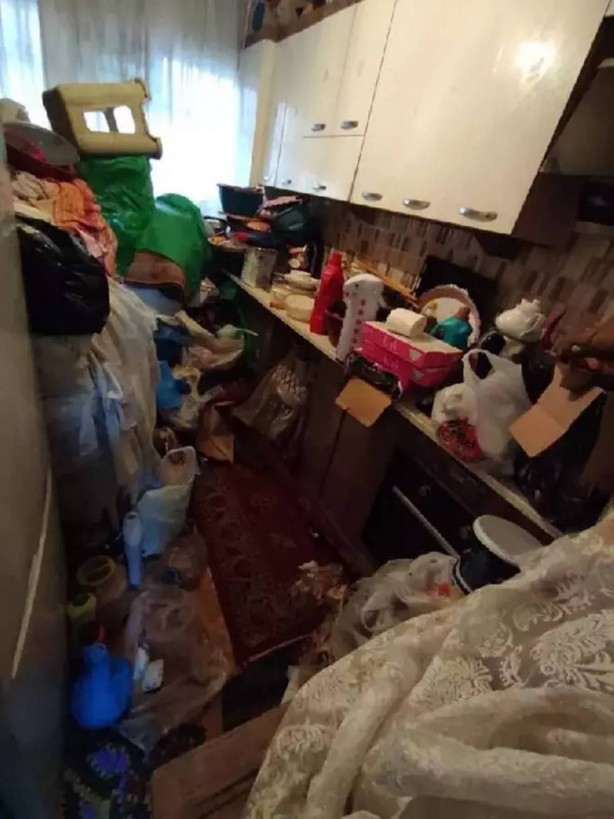 Foto - Eskişehir’de, şikayet üzerine apartman dairesine giden ekipler, şaşkınlıktan dondu kaldı! Bu rezaleti tarif edecek kelime yok! Anne ile oğlu…
