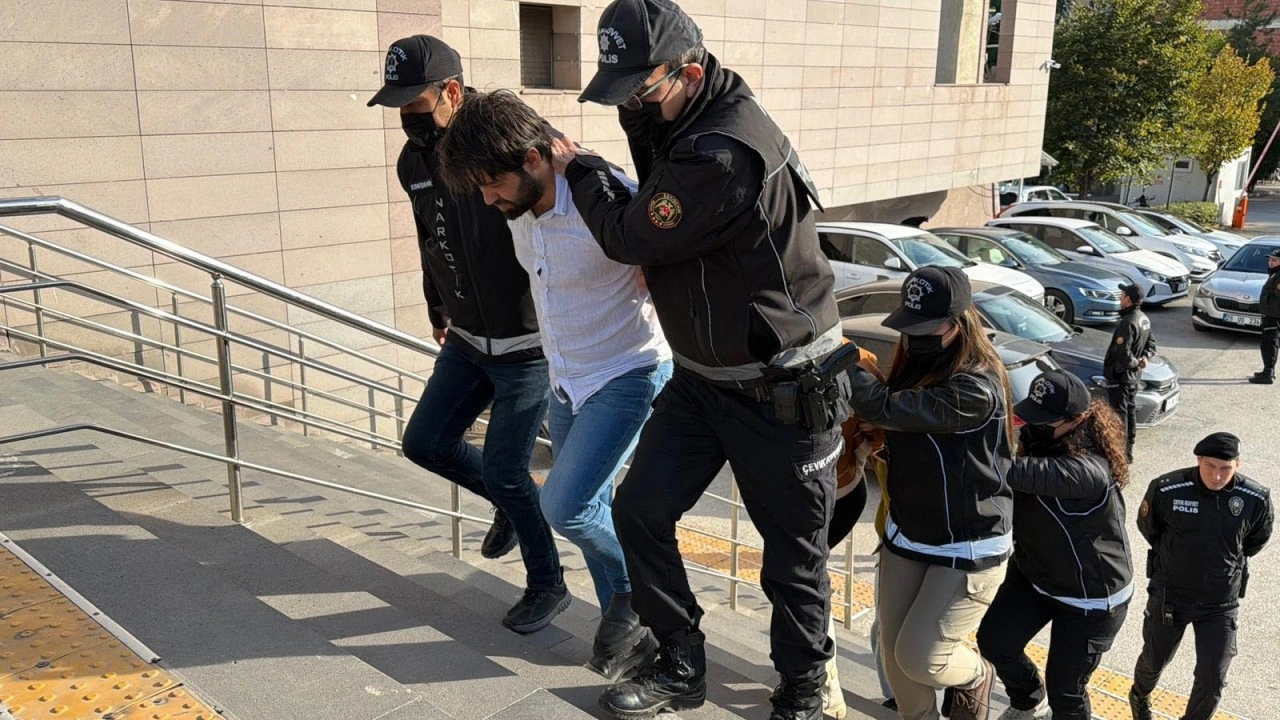 Foto - Eskişehir’de zehir tacirlerine darbe! 9 gözaltıdan 8’i tutuklandı