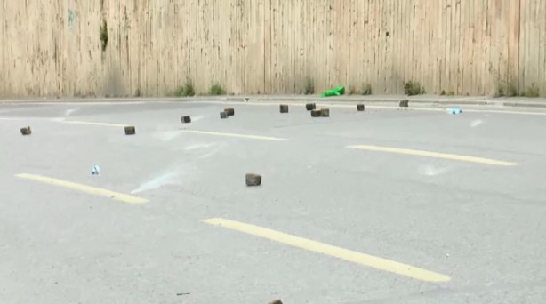 Foto - Eşkıyalar polise kaldırım taşıyla saldırdı!