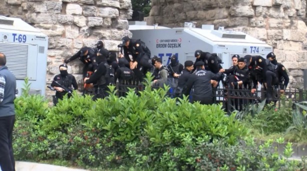 Foto - Eşkıyalar polise kaldırım taşıyla saldırdı!