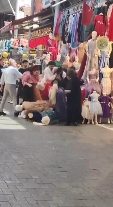 Foto - Esnaf birbirine girdi, tarihi çarşı savaş alanına döndü!