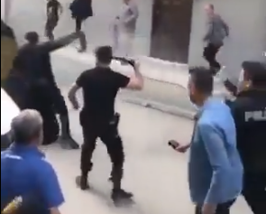 Foto - Esra Elönü o polisi yetkililere ihbar etti: Gereği yapılsın lütfen