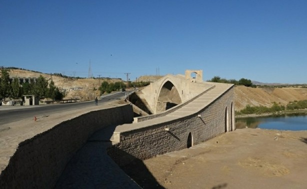 Foto - Eşsiz bir yapı: Malabadi köprüsü