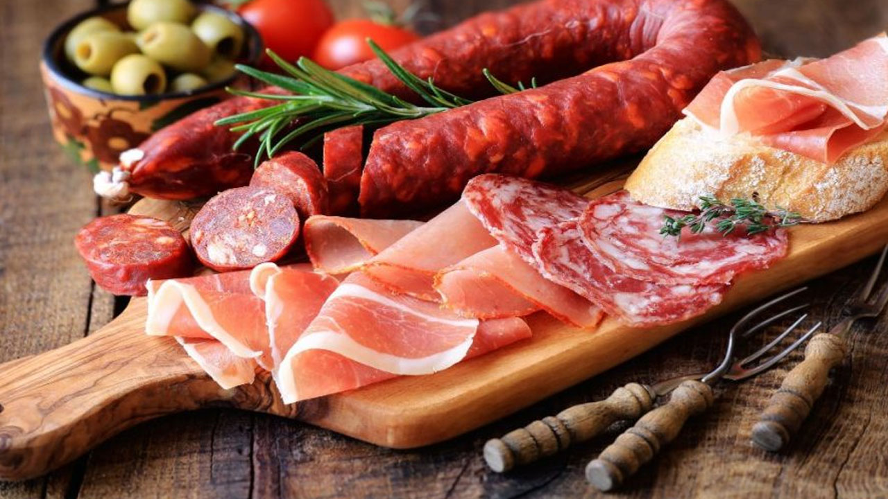 Et, sosis... Bu besinler ömrünüzü kısaltabilir! Kanser ve kalp krizine neden oluyor