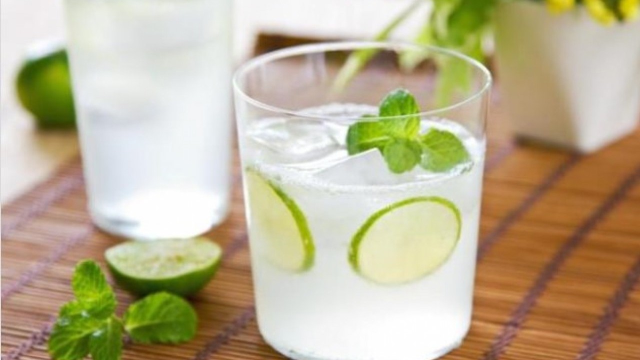 Foto - Etkisini duyunca şaşıracaksınız! Maden suyunu limonla beraber içince ne oluyor?