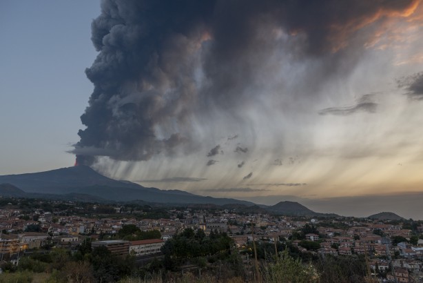 Foto - Etna, lav püskürtmeye başladı