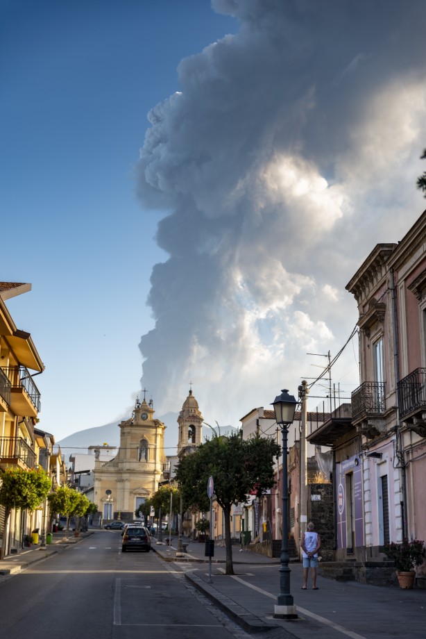 Etna, lav püskürtmeye başladı